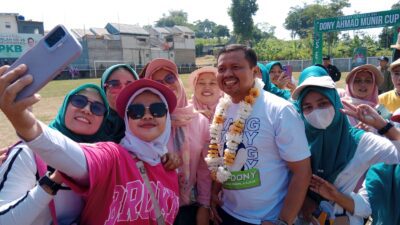 Diserbu Ibu-ibu Ingin Berselfi, Dony Ahmad Munir: Ini Energi untuk Menang di Pilkada 2024