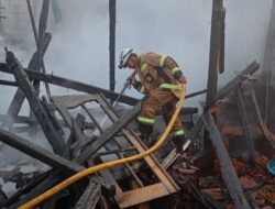 Lupa Matikan Kompor, Rumah Panggung Berisi 3 Keluarga di Sumedang Ludes Terbakar