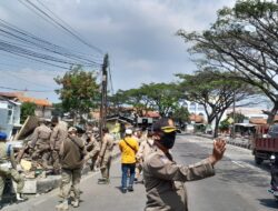 Puluhan Bangunan Liar di Jalan Bandung Garut, Cipacing Ditertibkan Satpol PP Sumedang