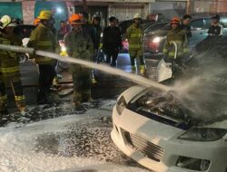 Mobil Sedan Mendadak Terbakar di Jalan Kebon Jati, Pengemudi Terluka