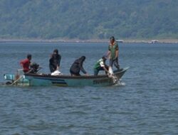 Dukung Pelestarian Sumber Daya Air di Bendungan Jatigede Sumedang, Dony Ahmad Munir Tebar 16.000 Benih Ikan