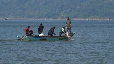Dukung Pelestarian Sumber Daya Air di Bendungan Jatigede Sumedang, Dony Ahmad Munir Tebar 16.000 Benih Ikan