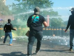 Dua Mobil Water Cannon dan Ratusan Polisi Dikerahkan Halau Demonstran Anarkis di Sumedang