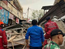 Ngeri! Ruko Tiga Lantai di Margahayu Ambruk Nyaris Timpa Pemotor