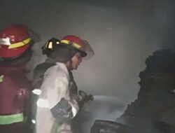 Bangunan Tempat Penyimpanan Kain di Cimuncang Terbakar