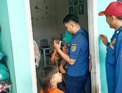 Bocah Laki-laki Terkunci di Dalam Rumah, Damkar Bergegas Menolong