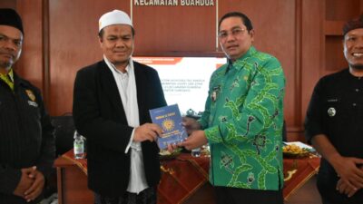 Entaskan Buta Huruf Al-Quran di Sumedang, Pj Bupati Bagikan Buku Mudah dan Cepat Baca Al-Quran