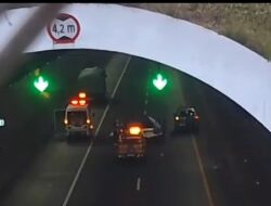 Kurang Konsentrasi, Mobil SUV Wulling Tabrak Pantat Truk di Twin Tunnel Cisumdawu Sumedang