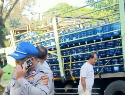 Truk Hino Pengangkut Galon Kecelakaan di Jalan Setiabudi Bandung