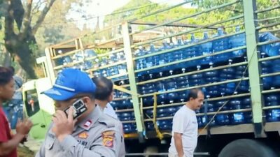 Truk Hino Pengangkut Galon Kecelakaan di Jalan Setiabudi Bandung