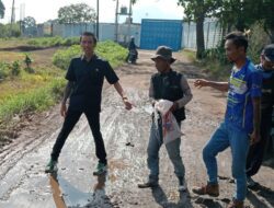 Usai Viral di Medsos, Anggota Dewan Pantau Lokasi Jalan Rusak di Raharja
