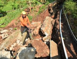Rusak Akibat Longsor, Saluran Irigasi Burujul Sumedang Akan Dipasang Pipa Air