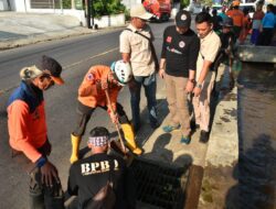Kerap Banjir, Saluran Air Depan Dinas Pertanian Sumedang Dikeruk