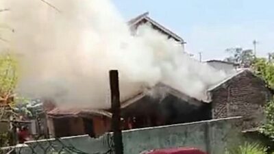 Api Ngamuk di Permukiman Penduduk, 17 Personel Damkar Dikerahkan ke TKP