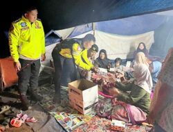 Korban Gempa di Pengungsian Terpencil Sumringah Terima Kiriman Makanan