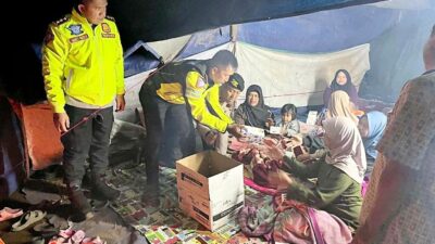Korban Gempa di Pengungsian Terpencil Sumringah Terima Kiriman Makanan