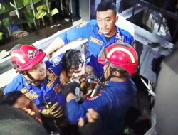 Dikepung Warga, Begal Terjebak di Gorong-gorong Trotoar Jalan Jakarta