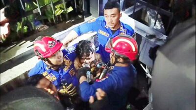 Dikepung Warga, Begal Terjebak di Gorong-gorong Trotoar Jalan Jakarta