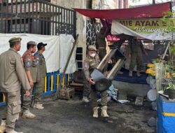 Lapak PKL dan Bangunan Liar di Terminal Leuwihpanjang Ditertibkan