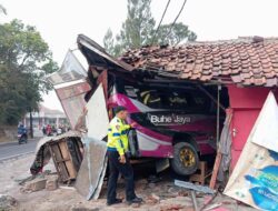 Pecah Ban, Elf Jurusan Bandung Cikijing Tabrak Warung Kopi di Jatinangor Sumedang