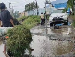 Jalan Desa Rusak, Mobil Anggota DPRD Sumedang Diadang Warga