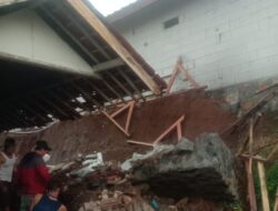 TPT Sepanjang 15 Meter Ambruk Rusak Rumah Warga di Cilengkrang Wado