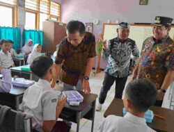 Bey Machmudin Pantau Langsung Pelaksanaan Makan Siang Bergizi di Jatigede Sumedang