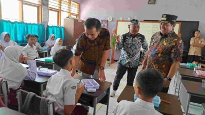 Bey Machmudin Pantau Langsung Pelaksanaan Makan Siang Bergizi di Jatigede Sumedang