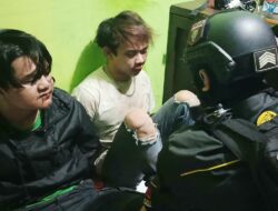 Dua Pemuda Bonyok Tertangkap Basah Curi Helm, Satu Kampak Ikut Disita