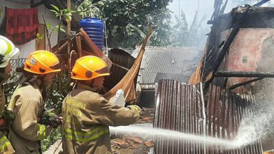 Kebakaran Diperbatasan, Puluhan Petugas Damkar Berhasil Jinakkan Api