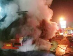 Truk Pengangkut Teh Mendadak Terbakar di Jalan Raya Soreang-Katapang