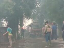 Tempat Penyimpanan Berangkal Bekas Bangunan di Ciumbuleuit Terbakar