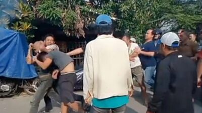 Diduga Jambret, Dua Pria Dihajar Puluhan Warga di Jalan Saturnus Timur