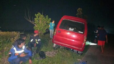 Hindari Motor Ugal-ugalan, Mobil Minibus Terjerembab ke Parit di Mekarsari
