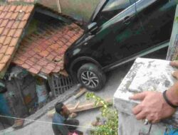 Toyota Rush Saat Diparkir Tiba-tiba Terjun Menabrak Rumah di Cisempur Jatinangor