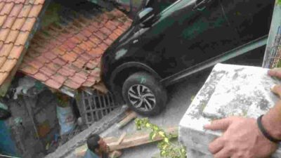 Toyota Rush Saat Diparkir Tiba-tiba Terjun Menabrak Rumah di Cisempur Jatinangor