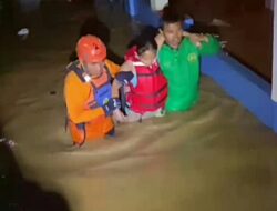 Dramatis! Tim SAR Evakuasi Belasan Warga Banjaran dari Kepungan Banjir