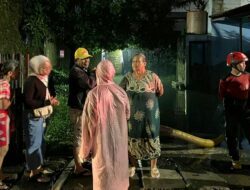 3 Rumah Warga Babakan Ciparay Dikepung Banjir, Damkar Gercep Beri Bantuan