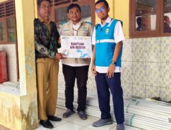 Dukung Ketersediaan Air Bersih di Dusun Buniasih Cimanintin, PLN UP3 Sumedang Serahkan Bantuan 200 Batang Pipa
