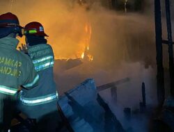 Tempat Produksi Kusen di Mekarrahayu Terbakar