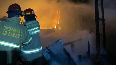 Tempat Produksi Kusen di Mekarrahayu Terbakar