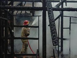 Kebakaran Menuju Objek Wisata Ciwidey, Api Ludeskan Rumah Hingga Tersisa Puing