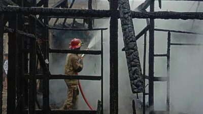 Kebakaran Menuju Objek Wisata Ciwidey, Api Ludeskan Rumah Hingga Tersisa Puing