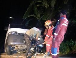 Sigap! Damkar Evakuasi Mobil Terperosok di Jalur Menuju Objek Wisata Ciwidey