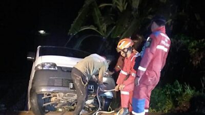 Sigap! Damkar Evakuasi Mobil Terperosok di Jalur Menuju Objek Wisata Ciwidey