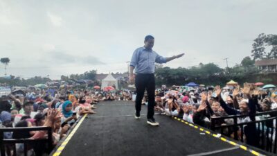 Hajat Rakyat Dony-Fajar Bareng Sahabat Yoshua, Ribuan Warga Wado Tumpah Ruah di Tengah Guyuran Hujan