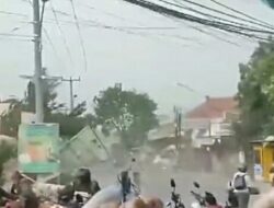 Rancaekek Dihantam Angin Kencang, Asbes Atap Rumah Berterbangan