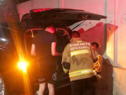 Gegara Ikuti GPS, Mobil Innova Terperosok Saluran Air di Jalan Baladewa Asri