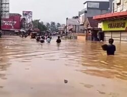 Banjir Makin Parah, Jalan Dayeuhkolot Hingga Jalan M Toha Tak Bisa Dilintasi