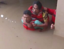 Heroik! Relawan Selamatkan Lansia Korban Banjir di Bojongsoang